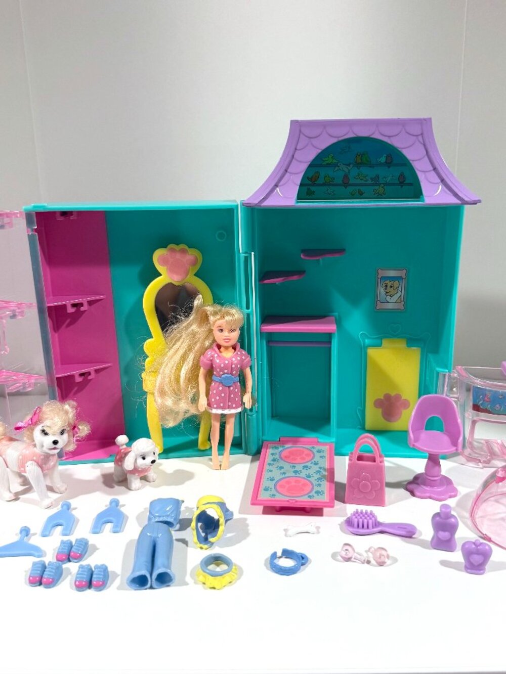 Fashion Polly / Polly Pocket Happenin' Pet Salon Playset with 2 Dogs